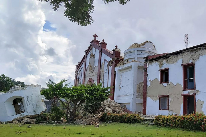 Banyak orang masih tertidur pulas ketika gempa pertama melanda sekitar pukul 04:15 (2015 GMT GMT), diikuti gempa kedua yang lebih kuat berselang sekitar empat jam kemudian.