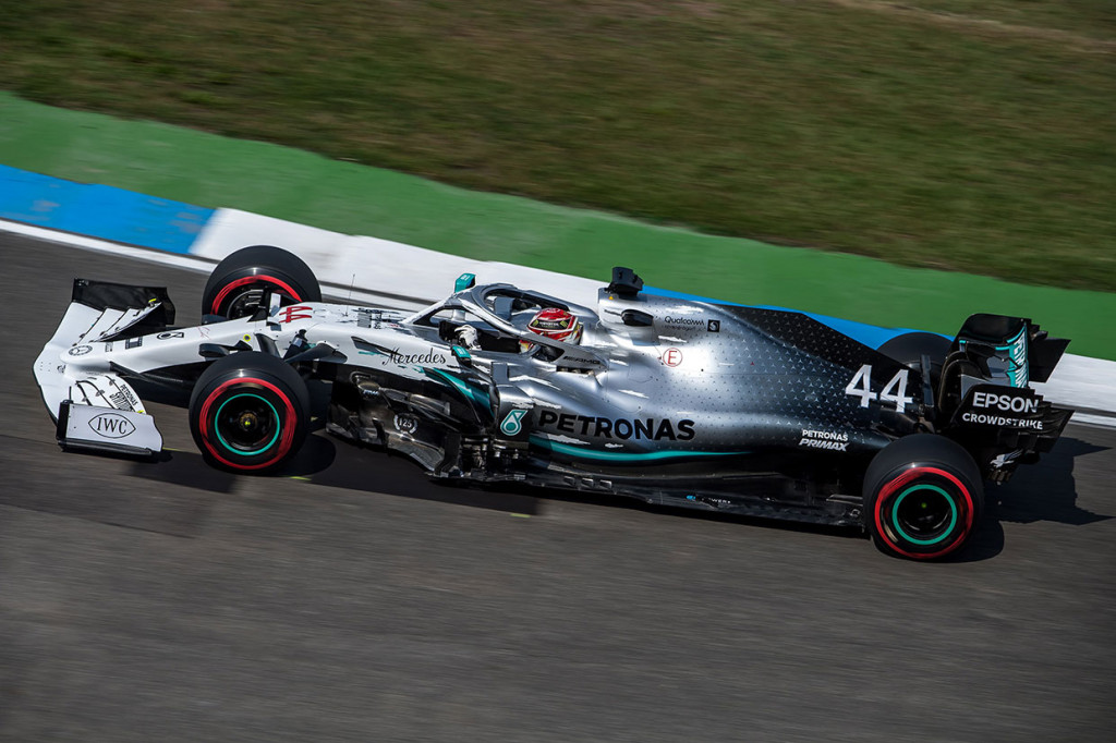 Pemuncak klasemen sementara, Lewis Hamilton (Mercedes), di peringkat tiga dengan selisih 0,146 detik diikuti rekan satu timnya, Valtteri Bottas, sekitar setengah detik di belakangnya.    