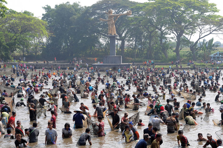 Tradisi menangkap ikan yang telah dilakukan turun temurun tersebut sebagai wujud syukur atas kelimpahan air untuk keperluan pertanian dan perikanan serta sebagai simbol guyub rukun antar warga.