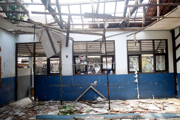 Sejumlah siswa mengamati ruang kelasnya yang rusak di SD Negeri Citatah Jaya, Cibinong, Kabupaten Bogor, Jawa Barat, Sabtu, 27 Juli 2019.