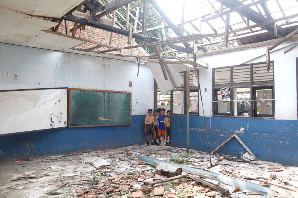 Bangunan ruang kelas V tersebut rusak sejak beberapa bulan yang lalu akibat dimakan usai dan hingga kini belum mendapat perhatian dari pemerintah setempat.