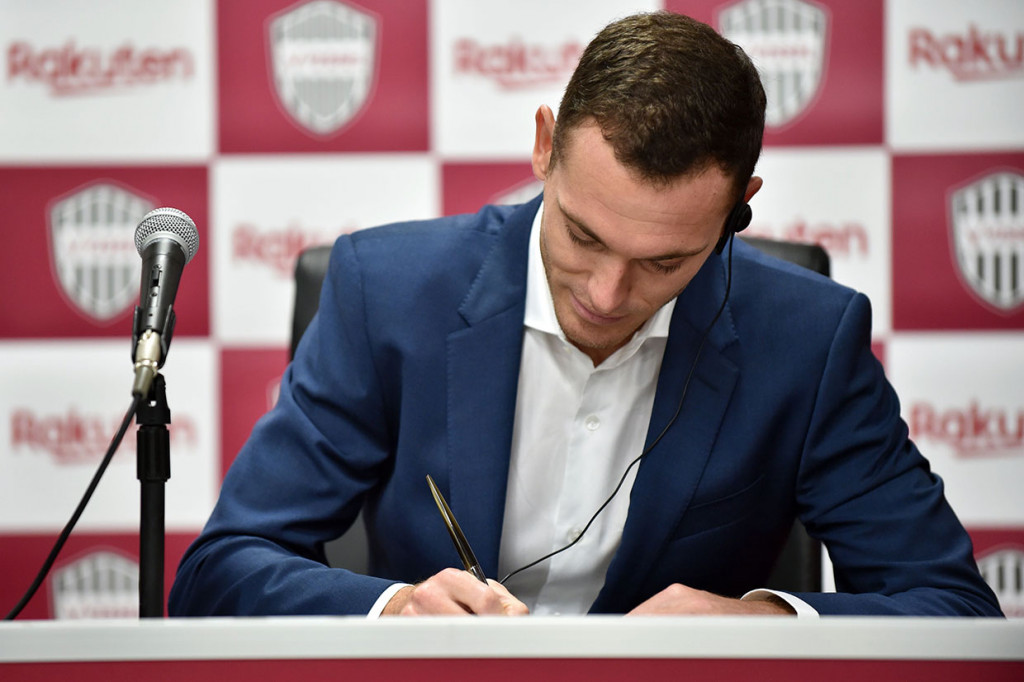 Pemain Belgia Thomas Vermaelen menandatangani kontrak bersama klub Liga Jepang Vissel Kobe selama konferensi pers di Stadion Noevir, Kobe, Sabtu, 27 Juli 2019.
