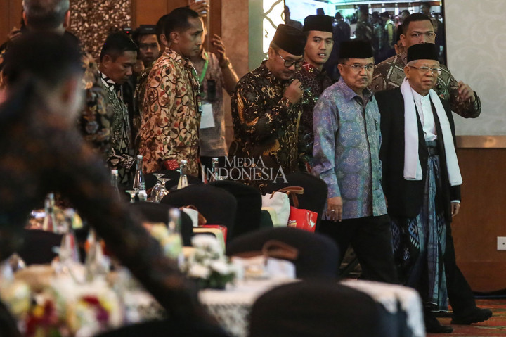 Wapres Jusuf Kalla dan Ketua Umum MUI KH Ma'ruf Amin serta pengurus MUI saat menghadiri Tasyakur Milad 44 Majelis Ulama Indonesia di Jakarta, Sabtu, 27 Juli 2019. 