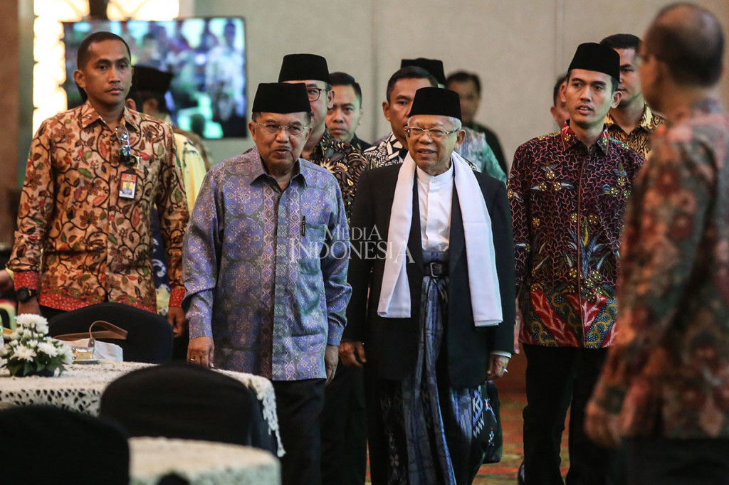 Didampingi Ma'ruf amin dan pengurus MUI, JK tiba sekitar pukul 14.00 WIB. Anggota DPD terpilih sekaligus cendekiawan muslim Jimmly Asshiddiqie juga hadir di acara tersebut.