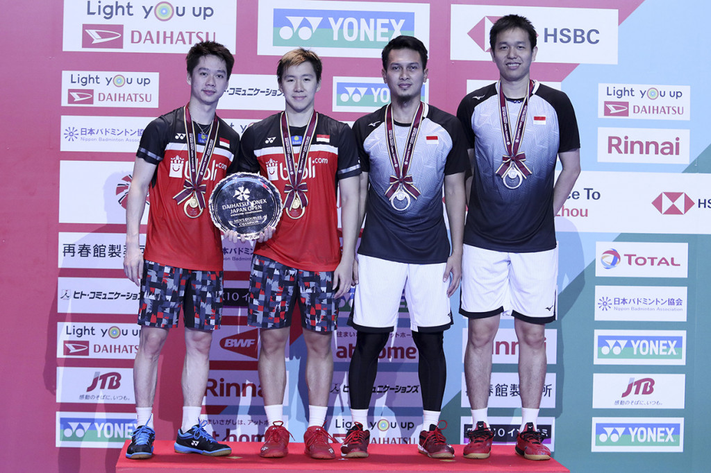 Ganda putra Indonesia Kevin Sanjaya Sukamuljo (kiri) dan Marcus Fernaldi Gideon (kedua kiri) bersama ganda putra Indonesia Mohammad Ahsan (kedua kanan) dan Hendra Setiawan (kanan) berada di atas podium seusai bertanding pada final Japan Open 2019 di Musashino Forest Sport Plaza, Tokyo, Jepang. Antara Foto/Humas PP PBSI-Widya