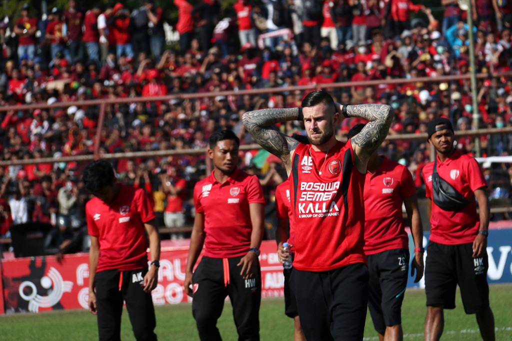Pesepakbola bola PSM Makassar memasuki lapangan saat Final Piala Indonesia 2019 ditunda di Stadion Andi Mattalatta, Makassar, Sulawesi Selatan.