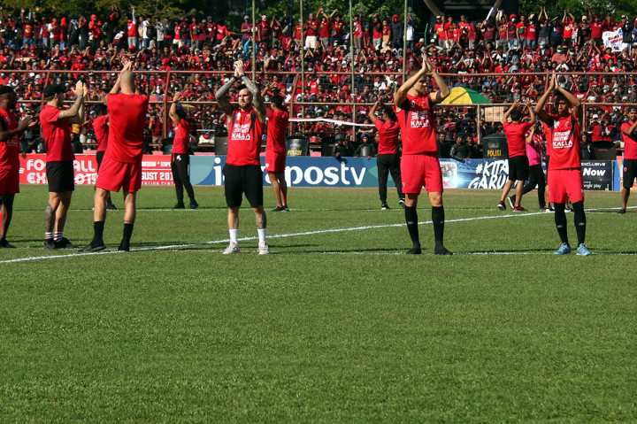 Penundaan itu tak lepas dari insiden yang dialami Persija Jakarta seusai menjalani latihan resmi di Stadion Mattoangin, sehari menjelang laga. Bus yang ditumpangi tim Macan Kemayoran dilempari oleh oknum yang tidak bertanggung jawab.