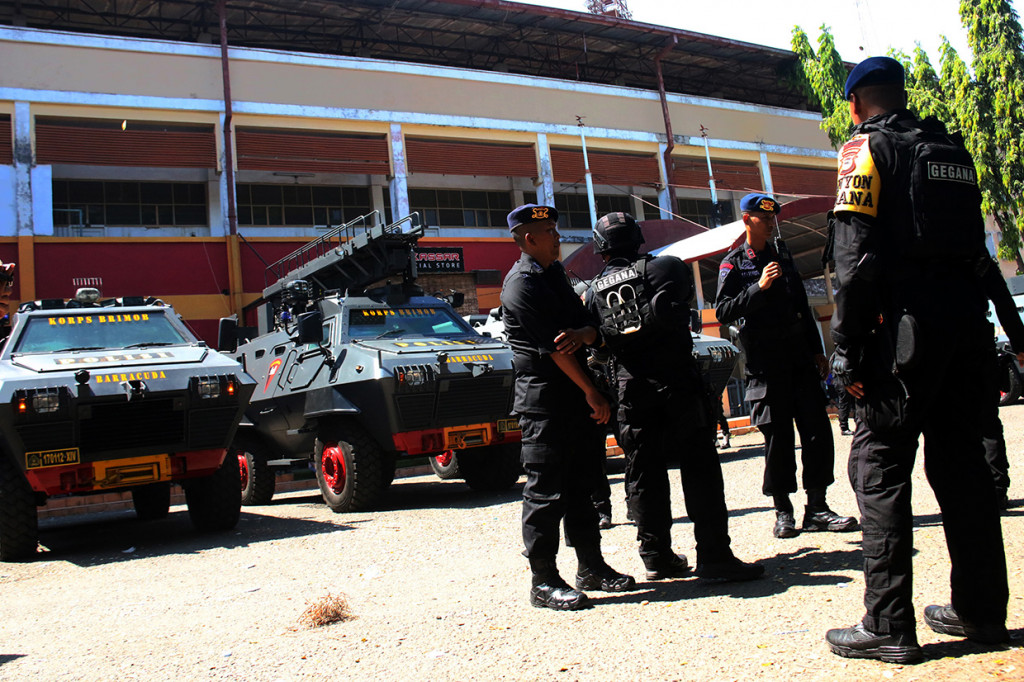 Anggota kepolisian berjaga di depan kendaraan taktis milik Brimob Polri yang disiagakan saat pengamanan Final Piala Indonesia 2019 di Stadion Andi Mattalatta, Makassar, Sulawesi Selatan.