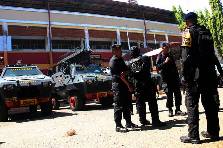Anggota kepolisian berjaga di depan kendaraan taktis milik Brimob Polri yang disiagakan saat pengamanan Final Piala Indonesia 2019 di Stadion Andi Mattalatta, Makassar, Sulawesi Selatan.