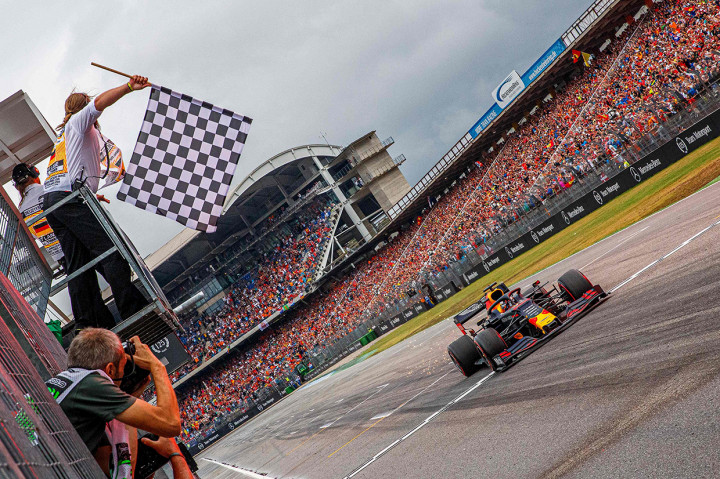 Meski sempat tergelincir Max Verstappen keluar sebagai sebagai pemenang F1 GP Jerman. Afp Photo/Srdjan Suki