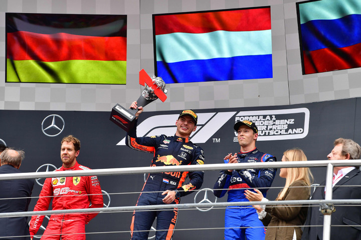Max Verstappen mengangkat trofi di atas podium F1 GP Jerman yang berlangsung di Sirkuit Hockenheimring. Afp Photo/Andrej Isakovic