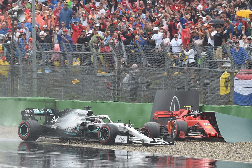 Sementara pembalap Mercedes-AMG Lewis Hamilton tercecer di posisi belakang, usai mengalami kecelakaan. Afp Photo/Christof Stache