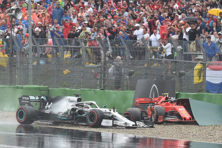 Sementara pembalap Mercedes-AMG Lewis Hamilton tercecer di posisi belakang, usai mengalami kecelakaan. Afp Photo/Christof Stache