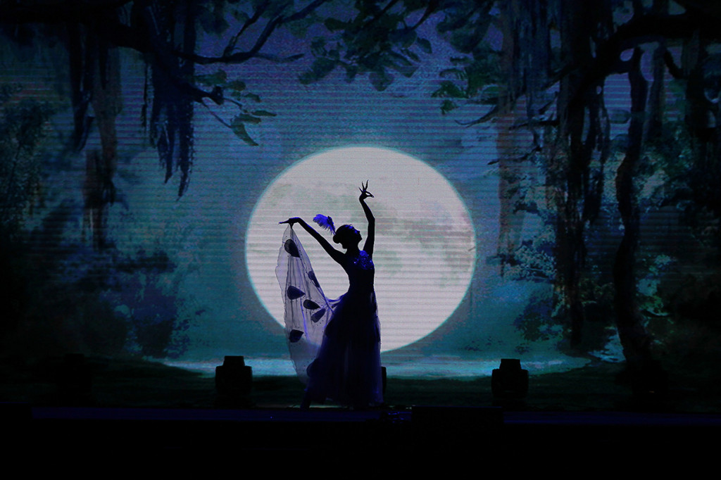Seniman difabel asal Tiongkok yang tergabung dalam China Disabled People's Performing Art Troupe (CDPPAT) membawakan Tari Burung Merak saat pertunjukan bertajuk