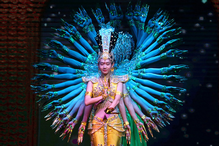 Seniman difabel asal Tiongkok yang tergabung dalam China Disabled People's Performing Art Troupe (CDPPAT) membawakan Tari Bodhisattva Seribu Tangan saat pertunjukan bertajuk