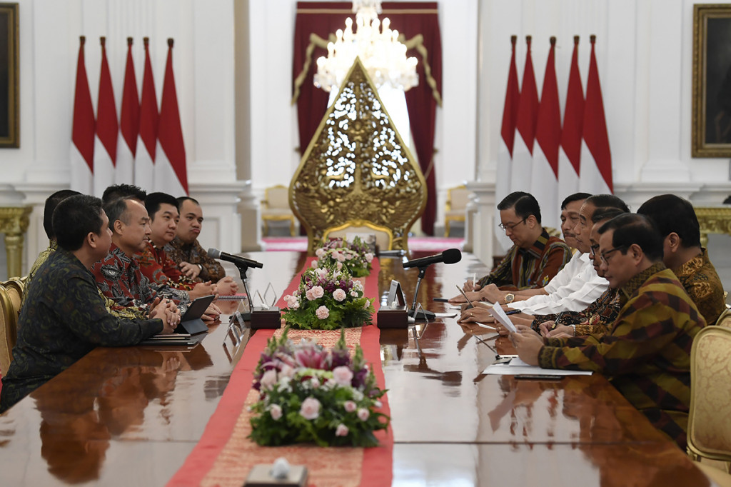 Presiden Joko Widodo (ketiga kanan) didampingi sejumlah Menteri Kabinet Kerja menerima CEO Grab Anthony Tan, Founder dan CEO Softbank Masayoshi Son, CEO Tokopedia William Tanuwijaya dan President of Grab Indonesia Ridzki Kramadibrata di Istana Merdeka, Jakarta.