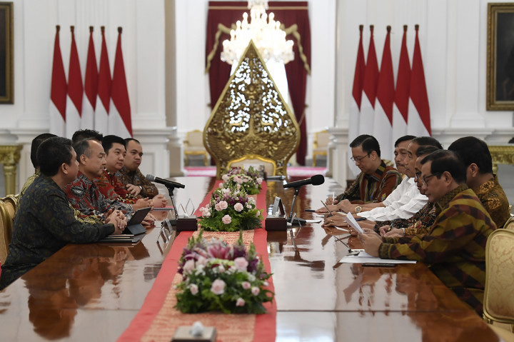 Presiden Joko Widodo (ketiga kanan) didampingi sejumlah Menteri Kabinet Kerja menerima CEO Grab Anthony Tan, Founder dan CEO Softbank Masayoshi Son, CEO Tokopedia William Tanuwijaya dan President of Grab Indonesia Ridzki Kramadibrata di Istana Merdeka, Jakarta.
