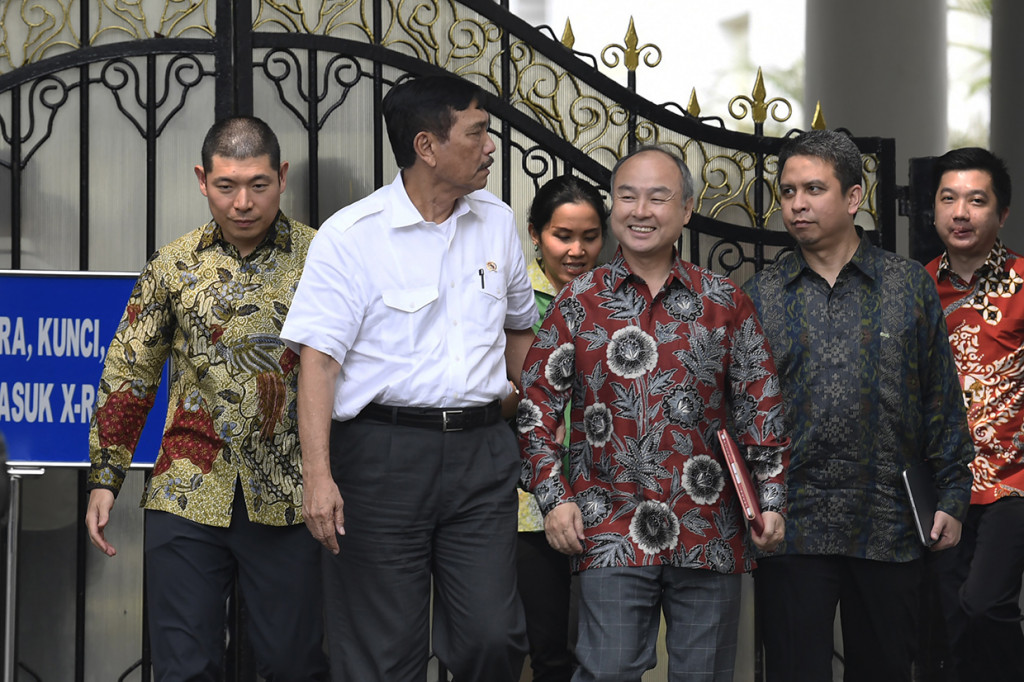 Founder dan CEO Softbank Masayoshi Son usai pertemuan menyebutkan bank itu akan segera investasi kembali di Indonesia sebesar dua miliar dolar AS.