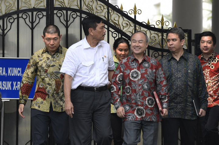 Founder dan CEO Softbank Masayoshi Son usai pertemuan menyebutkan bank itu akan segera investasi kembali di Indonesia sebesar dua miliar dolar AS.