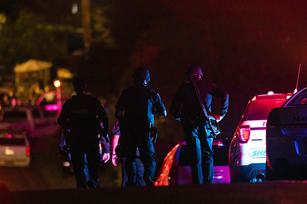 Seorang pria yang diyakini pelaku penembakan, ditembak mati di lokasi.