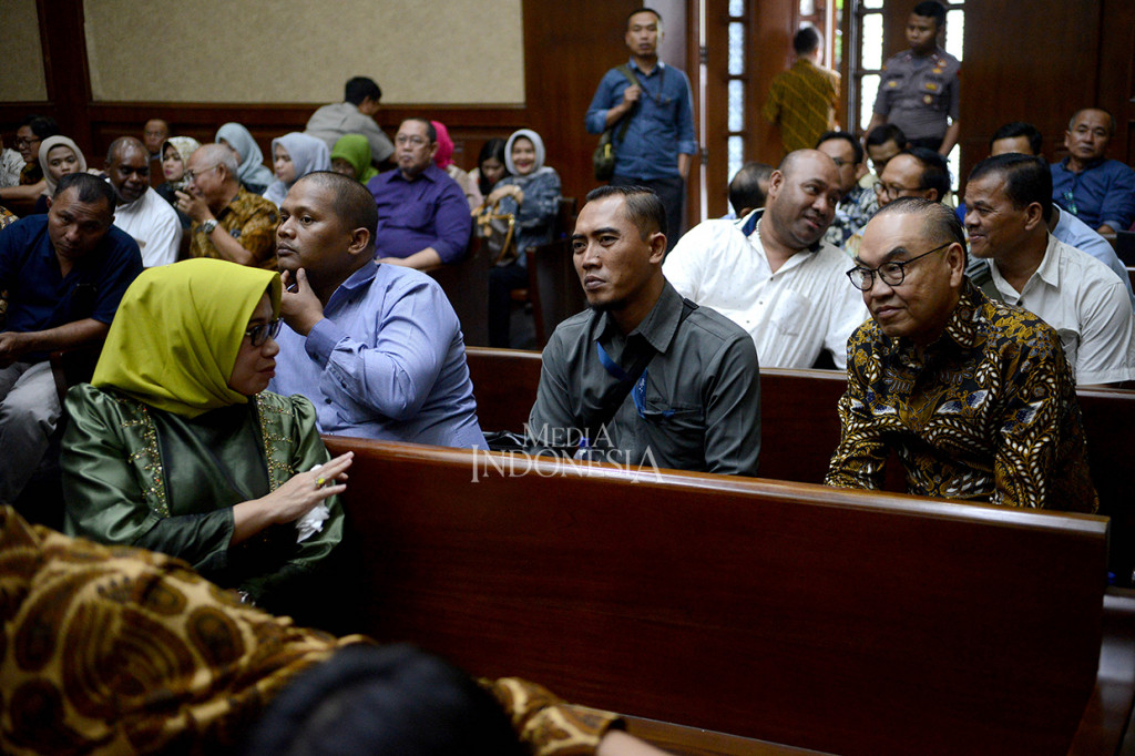 Mantan Wakil Ketua Komisi VII DPR Eni Maulani Saragih (kiri) dan pengusaha Johannes Budisutrisno Kotjo berbincang sebelum dimulainya sidang mantan Dirut PLN Sofyan Basir di Pengadilan Tipikor, Jakarta.