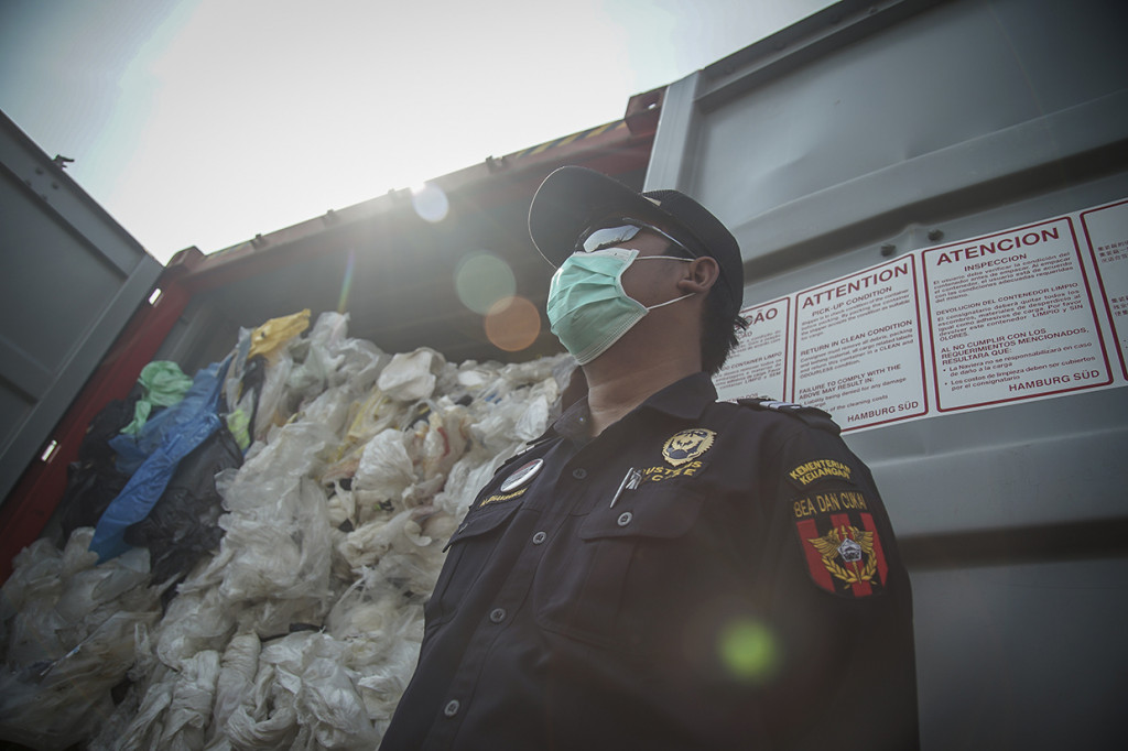 Petugas gabungan Bea dan Cukai, Kementerian Lingkungan Hidup, Kementerian Perdagangan dan Polri mengecek sampah plastik yang mengandung limbah berbahaya dan beracun (B3) sebelum diangkat ke atas kapal untuk di re-ekspor ke negara asal di Pelabuhan Batu Ampar, Batam, Kepulauan Riau.
