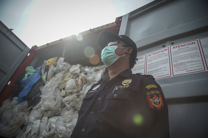 Petugas gabungan Bea dan Cukai, Kementerian Lingkungan Hidup, Kementerian Perdagangan dan Polri mengecek sampah plastik yang mengandung limbah berbahaya dan beracun (B3) sebelum diangkat ke atas kapal untuk di re-ekspor ke negara asal di Pelabuhan Batu Ampar, Batam, Kepulauan Riau.