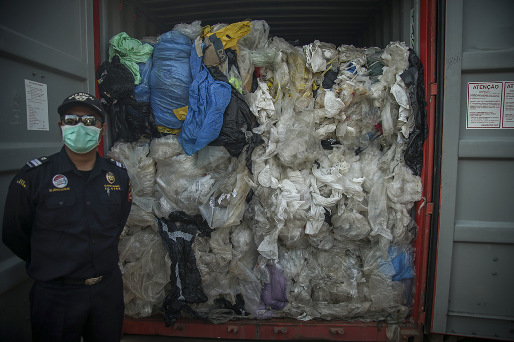 Petugas gabungan Bea dan Cukai, Kementerian Lingkungan Hidup, Kementerian Perdagangan dan Polri mengirim kembali atau re-ekspor tujuh peti kemas yang berisi sampah plastik yang mengandung limbah B3 ke negara asal yakni dua peti kemas ke Perancis dan lima peti kemas ke Hongkong.
