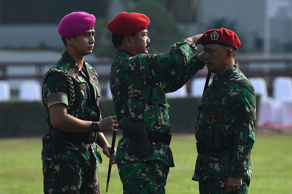 Panglima TNI Marsekal Hadi Tjahjanto (tengah) memasangkan baret kepada Komandan Komando Operasi Khusus (Koopssus) TNI Brigjen Rochadi saat peresmian pasukan tersebut di Mabes TNI, Cilangkap, Jakarta, Selasa, 30 Juli 2019. 
