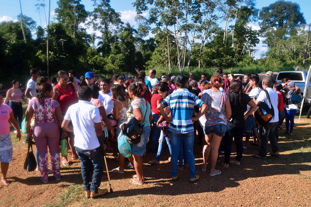 Keluarga narapidana berkumpul untuk menunggu informasi dan kabar mengenai orang-orang yang mereka cintai pacakerusuhan di penjara Altamira Regional Recovery Center, di Kota Altamira, Negara Bagian Para, Brasil, Senin, 29 Juli 2019 waktu setempat.