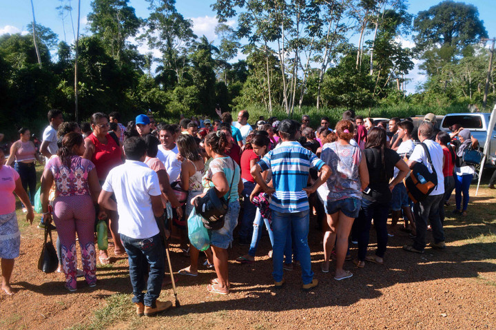 Keluarga narapidana berkumpul untuk menunggu informasi dan kabar mengenai orang-orang yang mereka cintai pacakerusuhan di penjara Altamira Regional Recovery Center, di Kota Altamira, Negara Bagian Para, Brasil, Senin, 29 Juli 2019 waktu setempat.