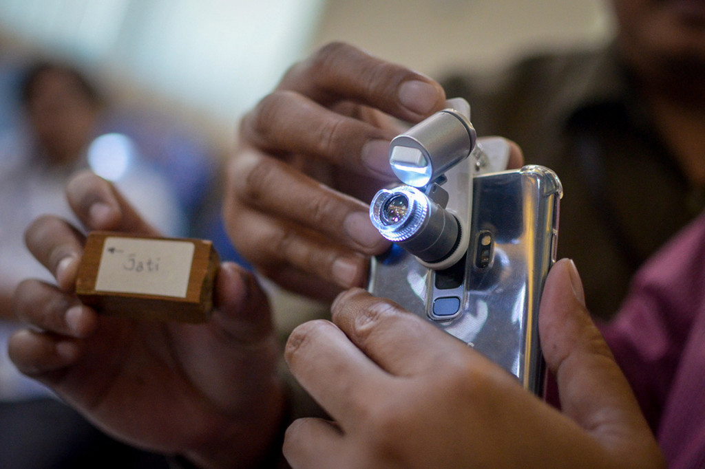 Peneliti mengoperasikan aplikasi Alat Identifikasi Kayu Otomatis (AIKO) di Gedung 20 Lembaga Ilmu Pengetahuan Indonesia (LIPI), Bandung, Jawa Barat.