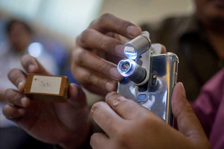 Peneliti mengoperasikan aplikasi Alat Identifikasi Kayu Otomatis (AIKO) di Gedung 20 Lembaga Ilmu Pengetahuan Indonesia (LIPI), Bandung, Jawa Barat.