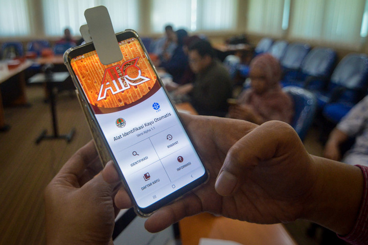 LIPI berhasil menciptakan aplikasi berbasis android bernama AIKO guna mengidentifikasi jenis kayu, sehingga proses identifikasi jenis kayu Indonesia semakin cepat. 