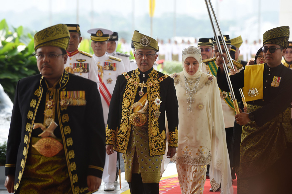 Sultan Abdullah Ri'ayatuddin Al-Mustafa Billah Shah mengenakan pakaian upacara resmi bernama Muskat - jubah hitam panjang yang dihiasi dengan sulaman emas. Afp Photo/Muhammad Bashsyar
