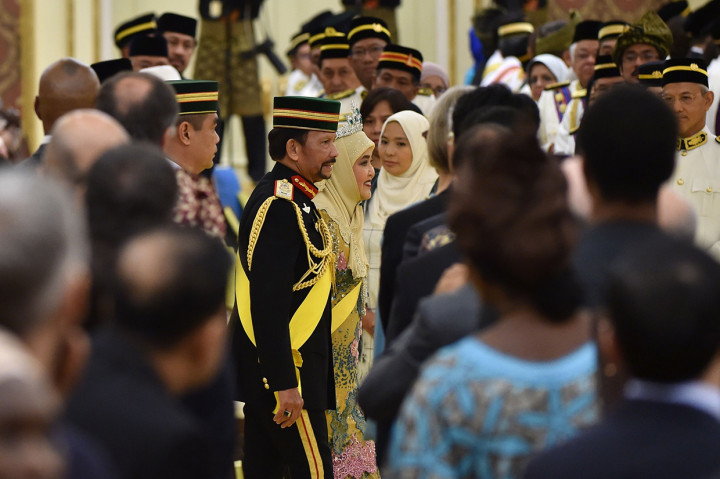 Sekitar 700 tamu, yang terdiri dari penguasa Melayu, menteri kabinet dan pejabat asing menghadiri upacara yang disiarkan langsung di televisi pemerintah. Afp Photo/Najib Mohaini