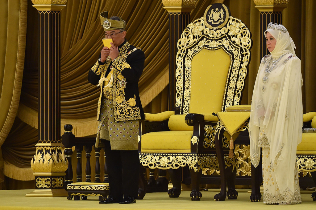 Sultan Abdullah Ri'ayatuddin Al-Mustafa Billah Shah mencium salinan Alquran saat penobatan kerajaan di Istana Nasional di Kuala Lumpur, Malaysia. Afp Photo/Najib Mohaini