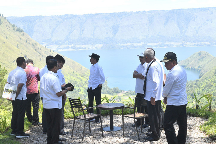 Begitu tiba, Jokowi langsung mengajak para menteri dan kepala daerah untuk membahas soal potensi wisata di The Kaldera Nomadic Escape tersebut. 