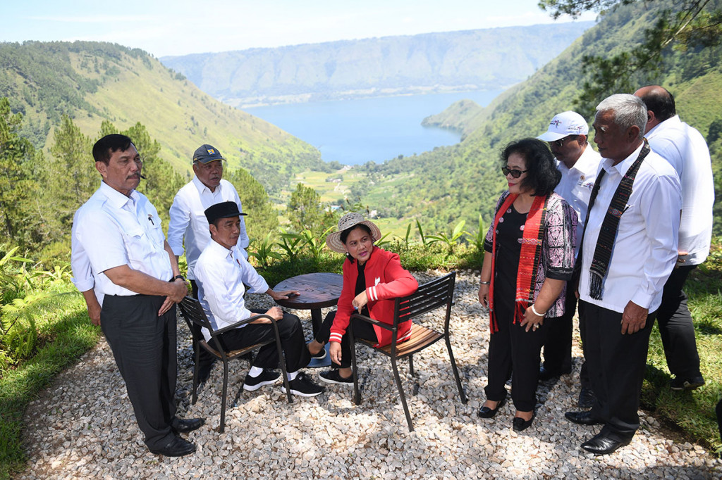 The Kaldera Nomadic Escape merupakan area glamping modern dengan fasilitas berkelas dan panorama yang indah. Pengunjung bisa melihat langsung suasana alam Danau Toba dari lokasi camping.