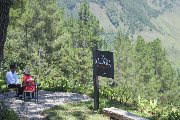 Presiden Joko Widodo bersama Ibu Negara Iriana berfoto bersama dengan latar belakang alam Danau Toba.