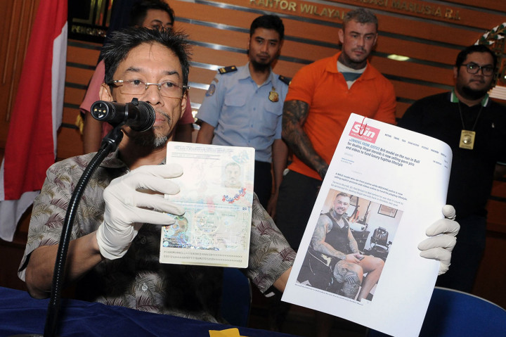 Petugas menunjukkan paspor milik warga negara Inggris, Terrence David Mueller, (kedua kanan) saat rilis di Kantor Imigrasi Kelas I Khusus Ngurah Rai, Badung, Bali, Selasa, 30 Juli 2019. Antara Foto/Fikri Yusuf