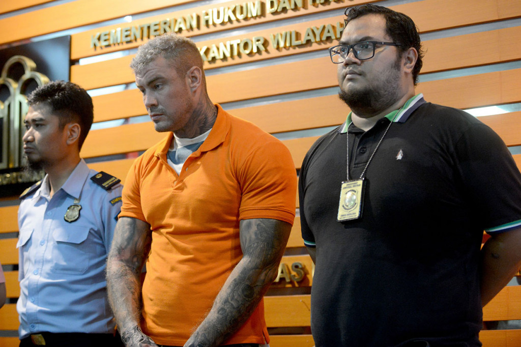 Buronan polisi Inggris karena kasus obat-obatan terlarang tersebut ditangkap petugas karena telah overstay selama 151 hari dan dugaan memiliki narkoba setelah petugas menemukan alat hisap narkotika di tempatnya menginap.