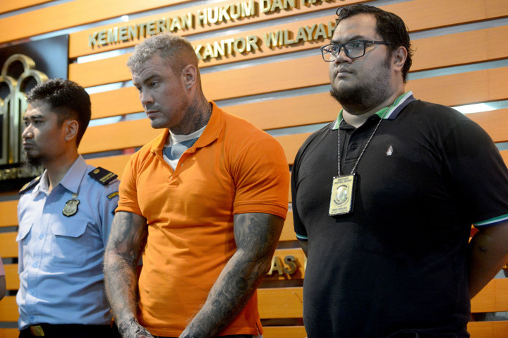 Buronan polisi Inggris karena kasus obat-obatan terlarang tersebut ditangkap petugas karena telah overstay selama 151 hari dan dugaan memiliki narkoba setelah petugas menemukan alat hisap narkotika di tempatnya menginap.