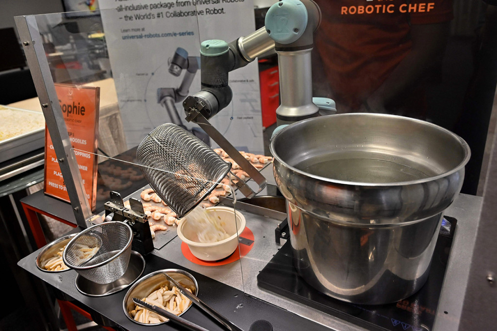 Manajemen perusahaan bernama Neo Group mengatakan robot mie ini bisa menyajikan 80 mangkuk mie dalam satu jam.