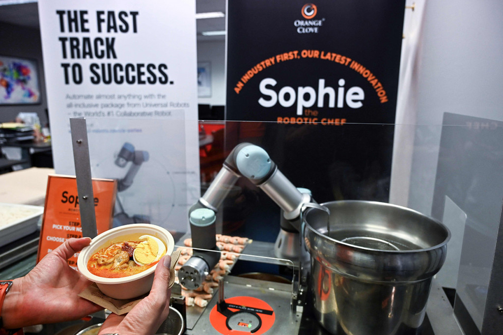 Untuk memesan laksa ini, calon pembeli cukup memilih jenis mie yang diinginkan dan tambahannya seperti potongan ikan olahan dan toge. Robot Sophie lalu akan mencampurkan mie laksa dengan bahan tambahan tadi serta menambahkan kuah. Keseluruhan proses ini memerlukan waktu sekitar 45 detik.