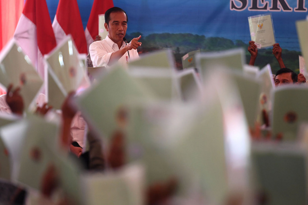 Presiden berpidato dalam acara penyerahan sertifikat tanah untuk rakyat di Samosir, Sumut.