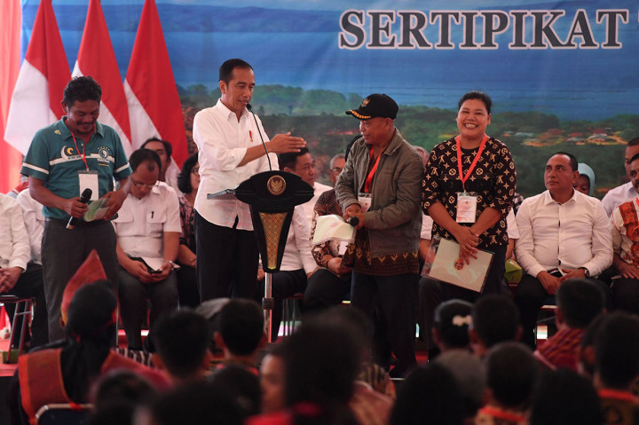 Ada 1.000 sertifikat yang diserahkan Jokowi untuk warga dari 7 kabupaten di sekitar kawasan Danau Toba.
