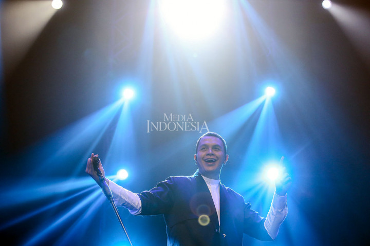Tulus membuka konser dengan membawakan 'Langit Abu-Abu' dan 'Ruang Sendiri'. Seluruh penonton pun secara kompak turut menyanyikan lagu tersebut.