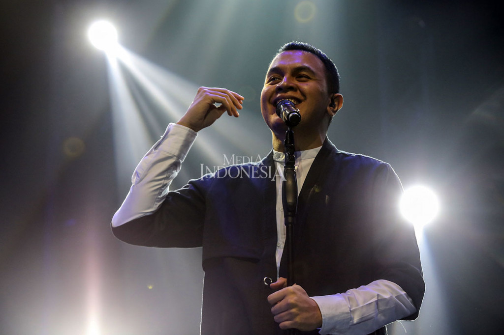 Usai memainkan lagu kedua, Tulus pun memperkenalkan diri kepada hadirin.
