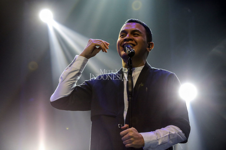 Usai memainkan lagu kedua, Tulus pun memperkenalkan diri kepada hadirin.